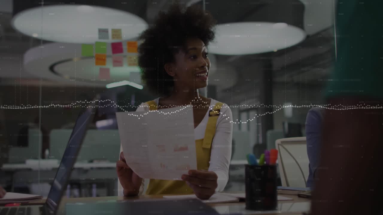 Animação de processamento de dados sobre uma mulher afro-americana lendo um documento para seus colegas