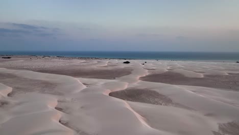 Socotra,-Yemen---Trepando-Por-Encima-De-Las-Dunas-Doradas-De-Zahek---Drone-Volando-Hacia-Adelante