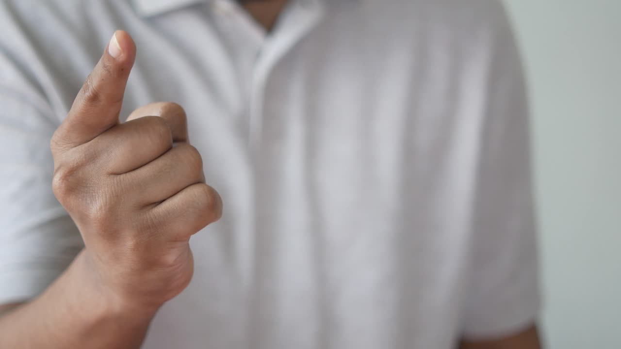 человек, указывающий пальцем