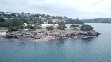 Maravilloso-Paisaje-De-La-Playa-De-Balmoral-En-Sydney,-Australia,-Con-Agua-Turquesa-Y-árboles-Verdes---Tiro-Amplio