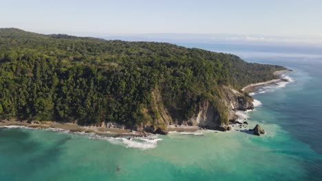 哥斯达黎加奥萨半岛的海洋悬崖和青<unk>色水域的缓慢空中景观