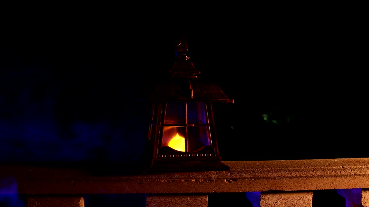 밤에는 레트로 스타일 랜턴, 정원에서 발코니에 아름다운 다채로운 조명 램프, 선택적 초점