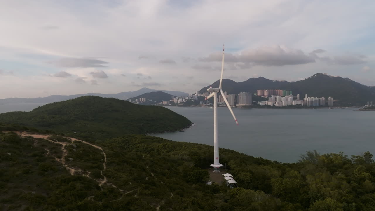홍콩의 라마 섬에서 녹색 에너지를 생산하는 그린 힐의 풍력 터빈의 공중 접근