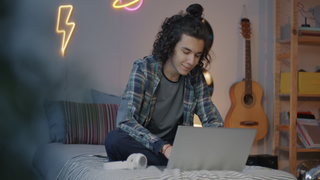 adolescente estudiando en el dormitorio
