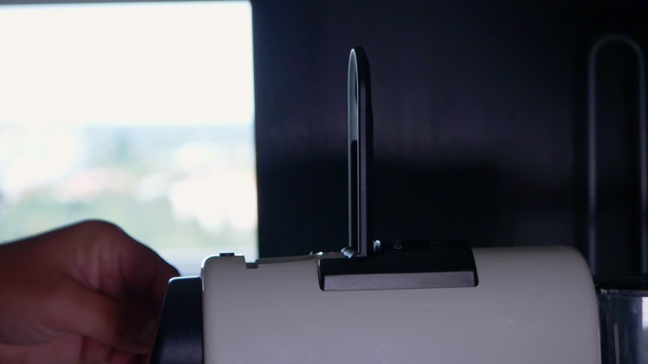 커피 기계에 재사용 가능한 커피  ⁇ 을 넣는 손의 느린 움직임  ⁇