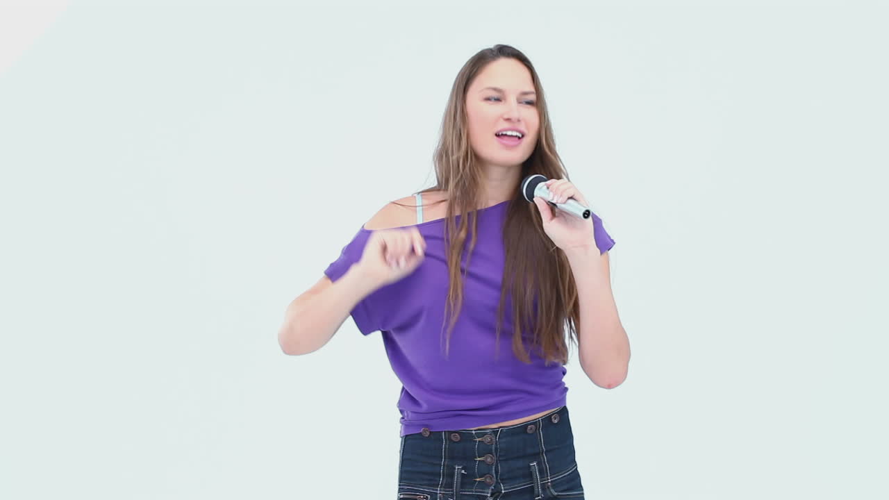 카라오케를 부르는 소녀