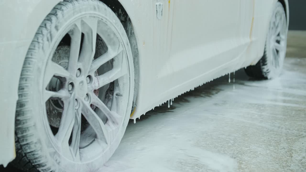 Dettagli auto professionali: lavaggio, rivestimento in ceramica e pulizia interni