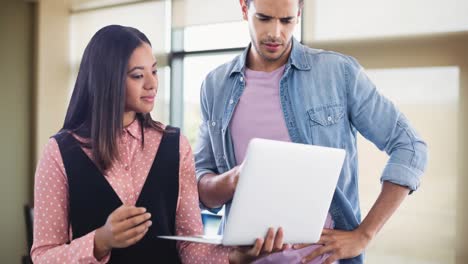 Animación-De-Diversos-Empresarios-Sonrientes-Usando-Una-Computadora-Portátil-En-La-Oficina