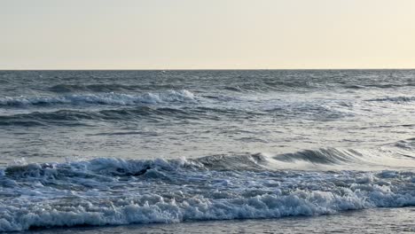 Blick-Auf-Das-Meer-Mit-Kleinen-Wellen-In-Der-Brandung-Bei-Sonnenuntergang