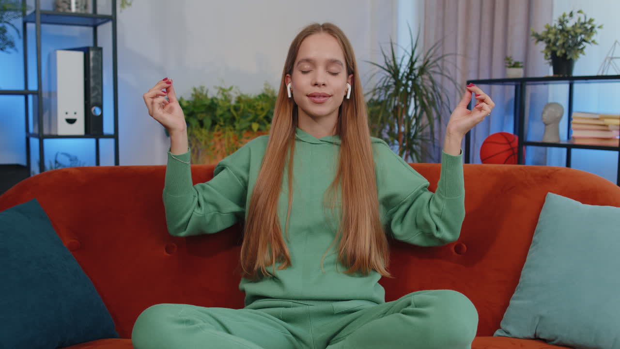 девушка глубоко дышит с жестом мудры, глаза закрыты, медитирует с сосредоточенными мыслями, мирно.