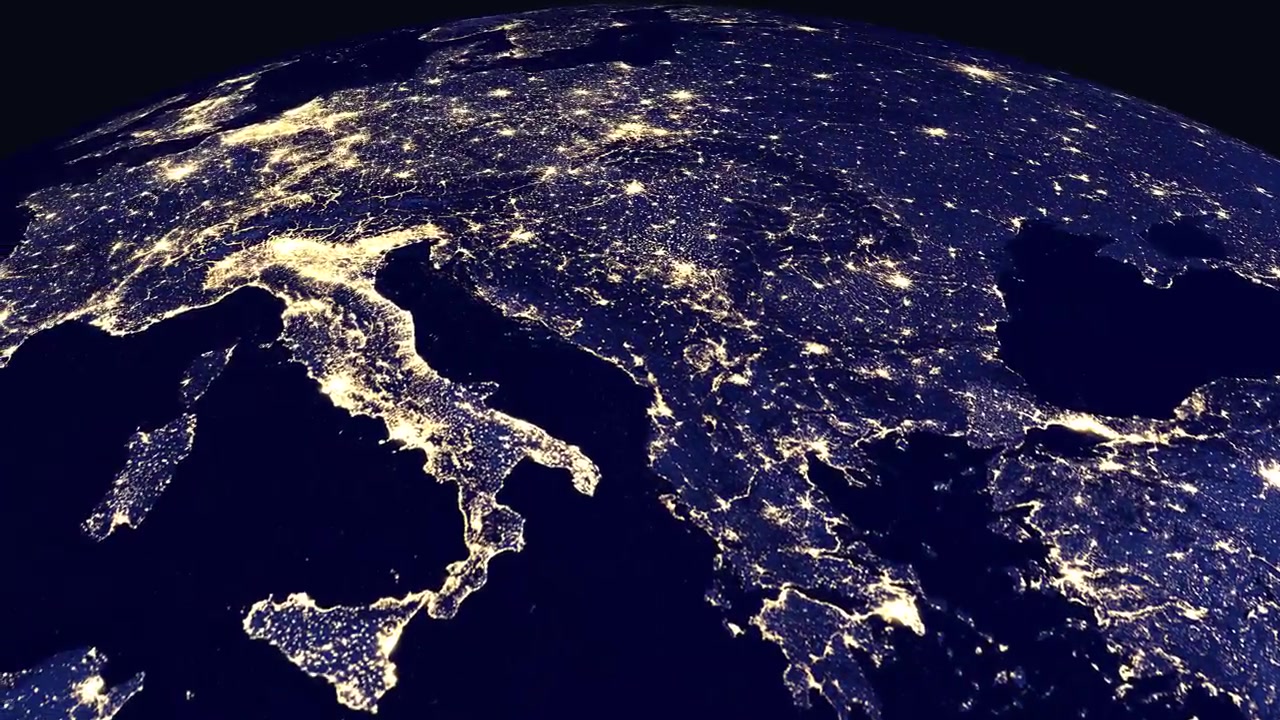 Animazione digitale che sfreccia dallo spazio profondo alle luci illuminate della città di Podgorica, Montenegro, di notte.