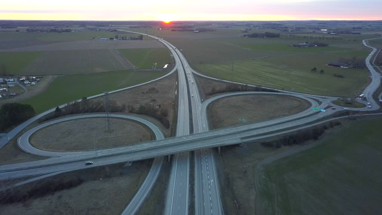 이동하는 교통 차량과 함께 고속도로 교차로의 공중 시각.