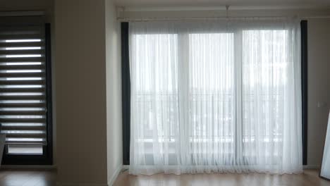 cortinas blancas en una sala de estar moderna