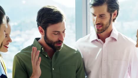 un equipo de negocios sonriente interactuando entre sí