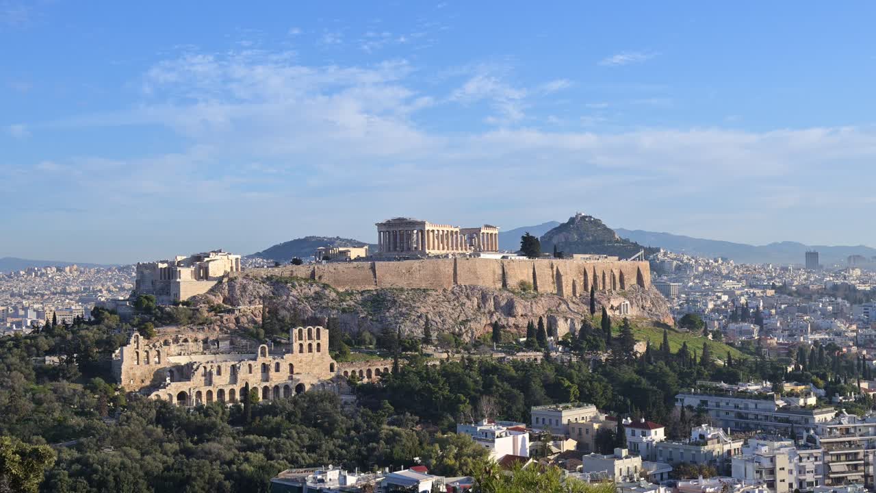 Memperbesar tampilan Akropolis Athena, Yunani pada hari yang cerah