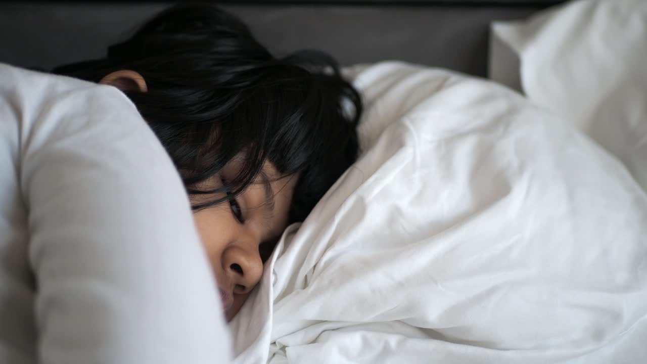 침대에서 자고 있는 아이