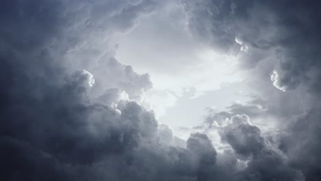 tormenta de 4k, punto de vista dentro de la nube cumulonimbus