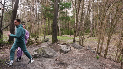 Pareja-Corriendo-En-El-Bosque