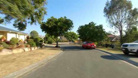 punto de vista de conducción mirando hacia atrás desde una calle tranquila de una ciudad suburbana australiana: ideal para el reemplazo de la pantalla verde de la escena interior del automóvil
