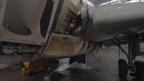 ala de avión en mantenimiento en curso