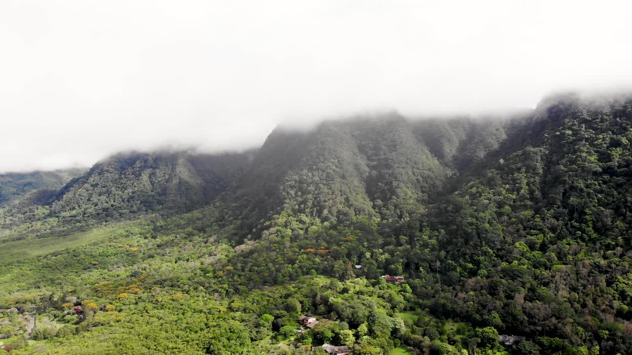 pared de cráter volcánico nublado del valle de antón cubierta por bosque en el centro de panamá, toma aérea de la plataforma rodante