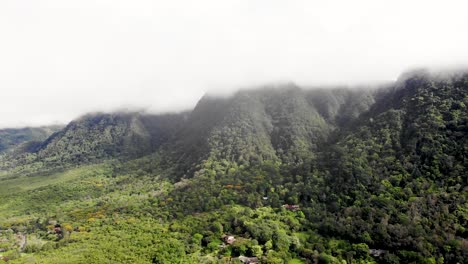 Valle-De-Anton-Bewölkte-Vulkanische-Kraterwand-Bedeckt-Von-Wald-In-Zentralpanama,-Luftwagen-Aus-Der-Aufnahme