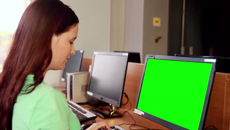 estudiante bonita usando la computadora