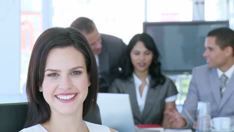 hermosa mujer de negocios sonriendo a la cámara en la oficina