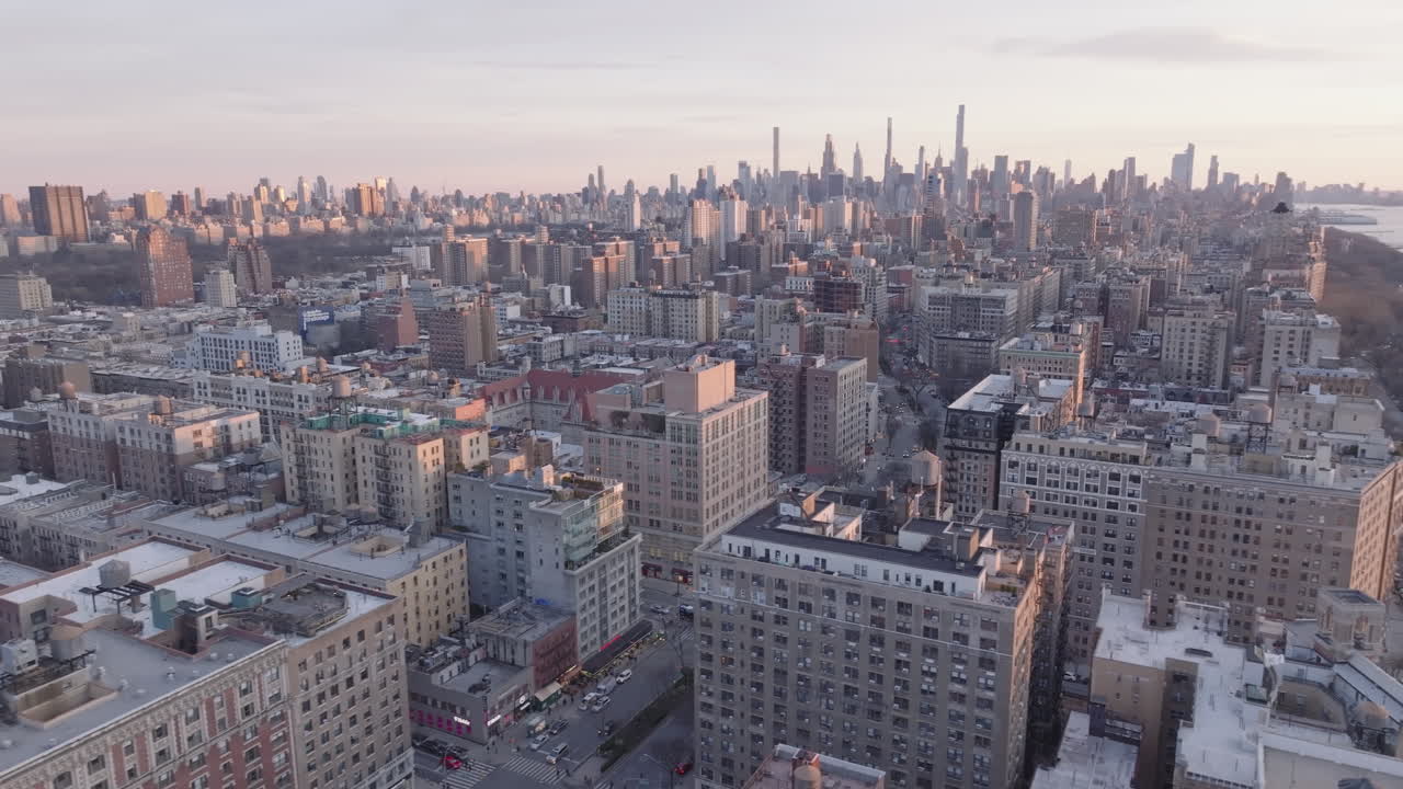 Luftfoto av New York Citys skyline i skumringen. Tatt i Harlem med utsikt sørover mot Midtown Manhattan.