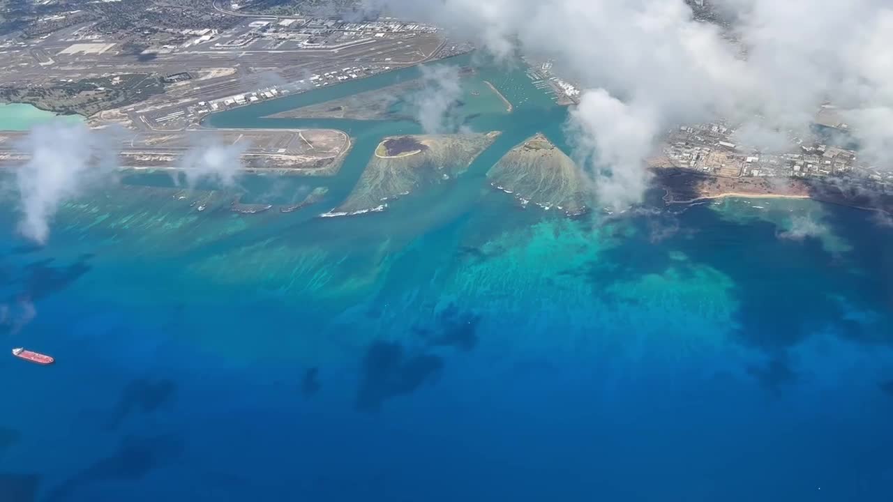 вид на гонолулу с борта коммерческого самолета