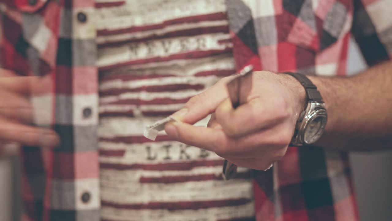 afeitadora de cuello cortante preparándose para el afeitado. accesorios de barbero. afeitadora de barba
