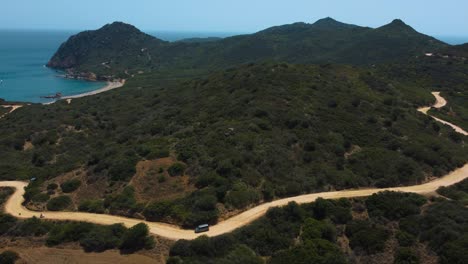 Vw-T4-Volkswagen-Bulli-Hippie-Van-Auto-Fährt-Entlang-Einer-Straße-An-Der-Küstenküste-Der-Insel-Sardinien-In-Italien-Mit-Dem-Blauen-Meer-Und-Dem-Horizont