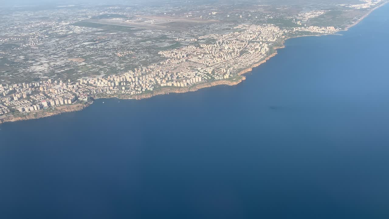 самолет летит над турецким городом анталья вскоре после взлета