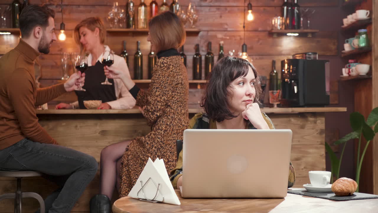 Folk, der arbejder og drikker på en bar