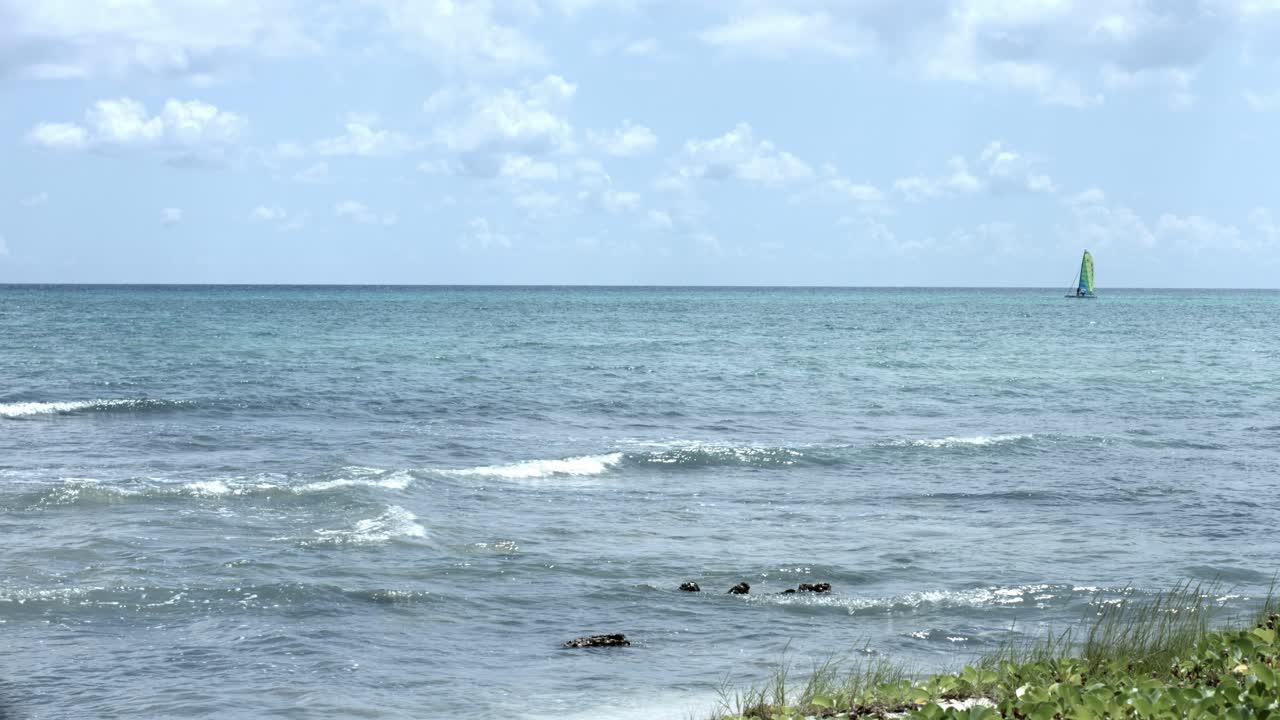 парусник вдали, плывущий по океану в прекрасный день