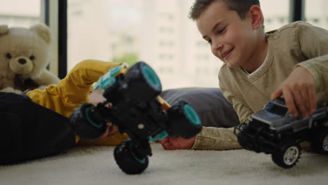 Fröhliche-Kinder,-Die-Mit-Spielzeugautos-Auf-Dem-Teppich-Spielen.-Brüder-Haben-Spaß-Zu-Hause.