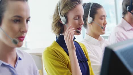 equipo de ejecutivos de servicio al cliente que trabajan en el escritorio