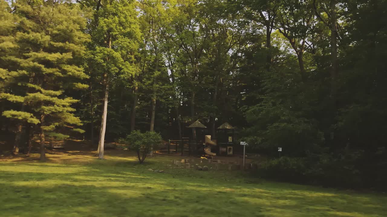 공원과 숲 가장자리에 있는 빈 놀이터 주변에서 공중 아크 샷, covid-19