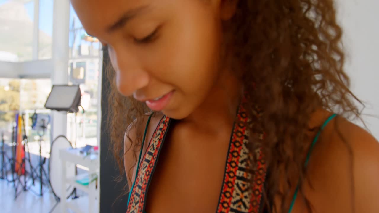 사진 스튜디오 4k에서 카메라를 들고 있는 모델