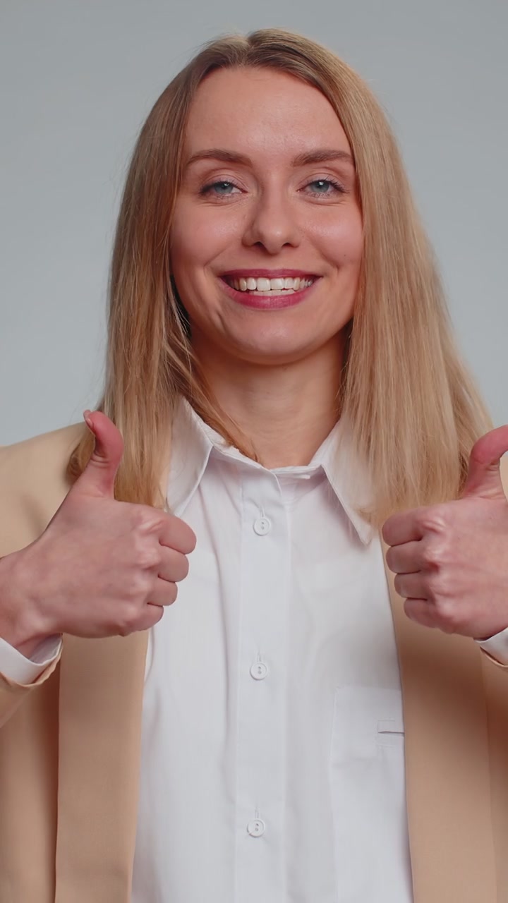 Деловая женщина, очень гордая, указывающая на себя, выглядящая уверенной в себе и ликующая от успеха
