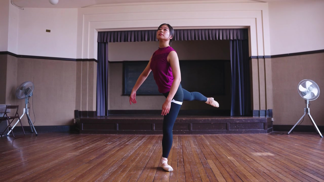 Ballerina classica che gira, esercizio di piroetta, ripresa al rallentatore