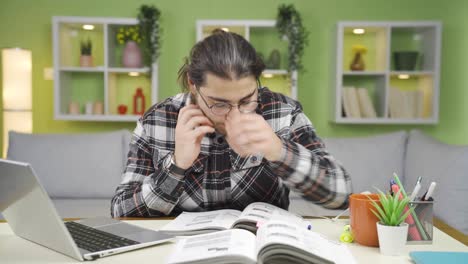 Estudiante-Universitario-Preocupado-Y-Estresado.