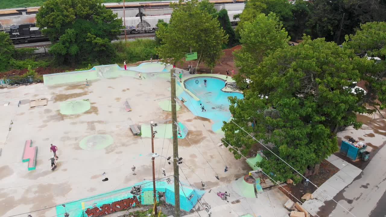 k video de drones de zapatos colgando de la energía