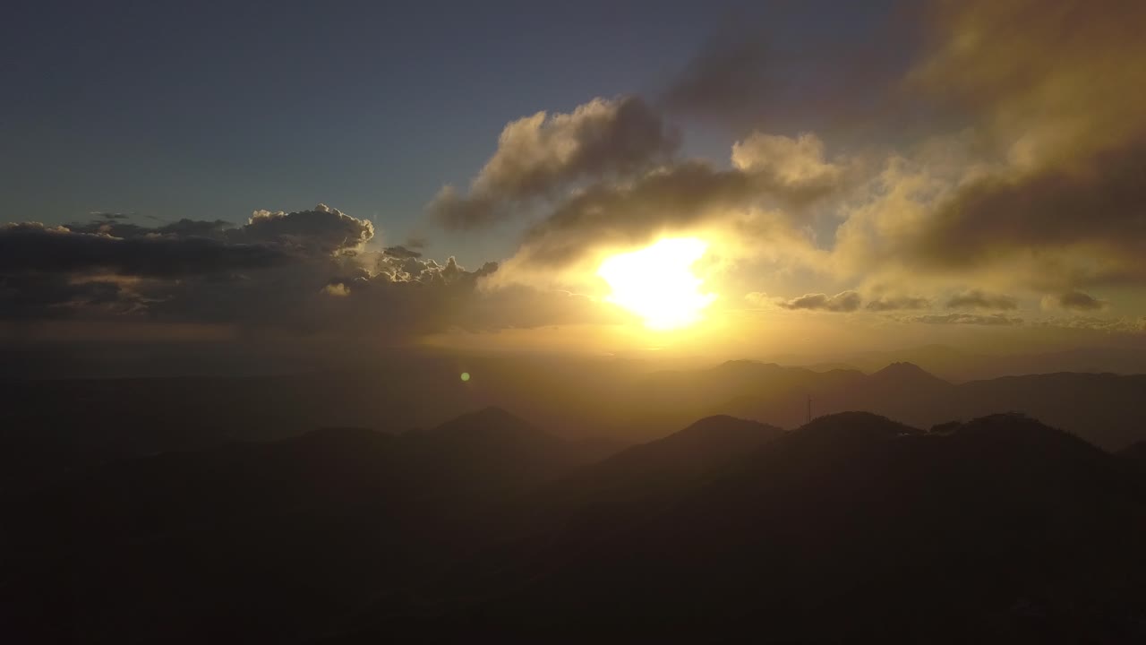 atardecer nublado en las montañas