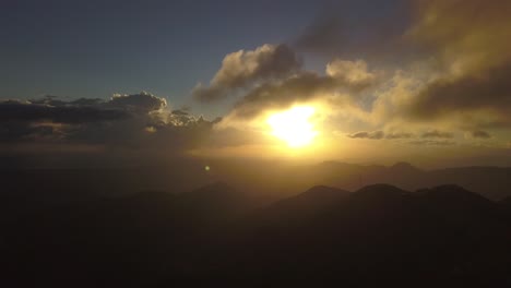 Bewölkter-Sonnenuntergang-In-Den-Bergen