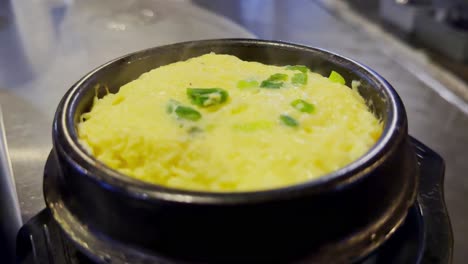 primer plano de huevos al vapor coreanos con cebollas verdes o gyeran jjim