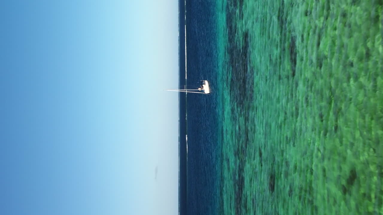 뉴칼레도니아의 투명한 바다에서 세일보트 - 수직 공중