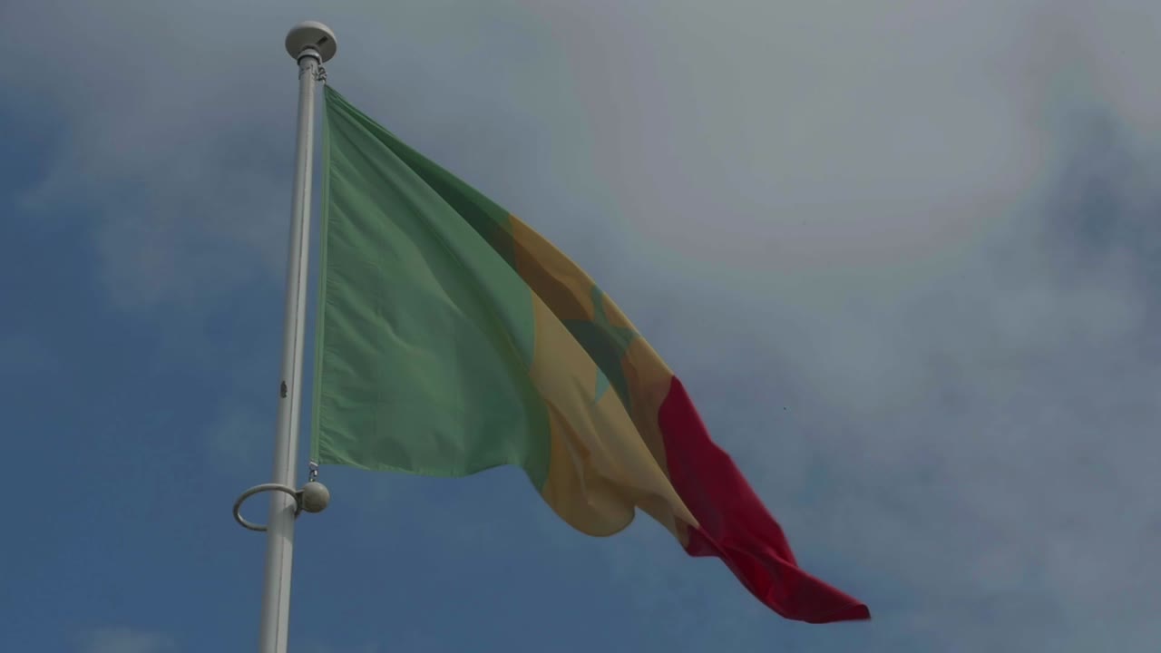 SLOWMOTION: Bandiera del Senegal al vento