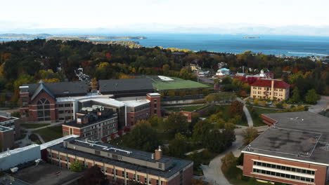 Impresionante-Toma-Aérea-De-Gran-Angular-Del-Campus-De-La-Universidad-De-Vermont-Con-La-Bahía-De-Burlington-Al-Fondo