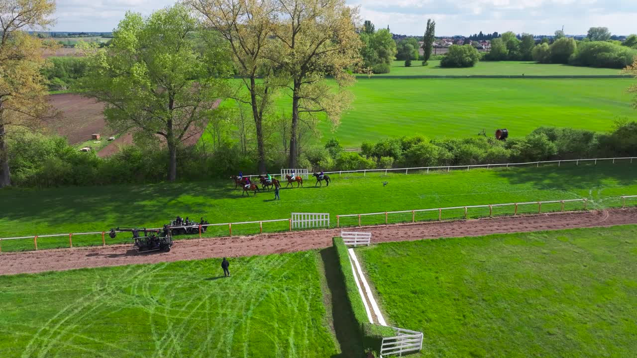 воздушный - фильм, снятый на зеленом ипподроме с лошадьми и жокеями, чехия